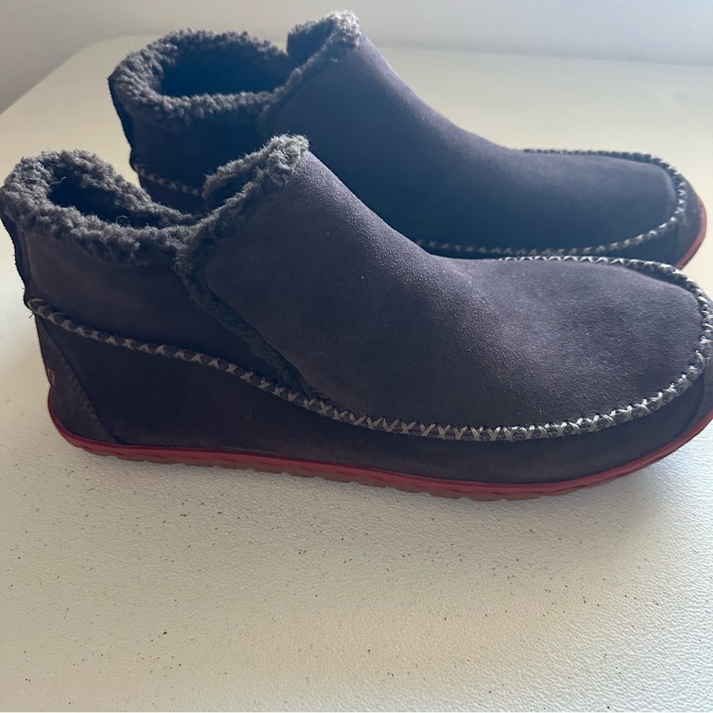 L.L.Bean Mountain SlipperBoots with a brown suede uppersoft fleece lining - Picture 3 of 10